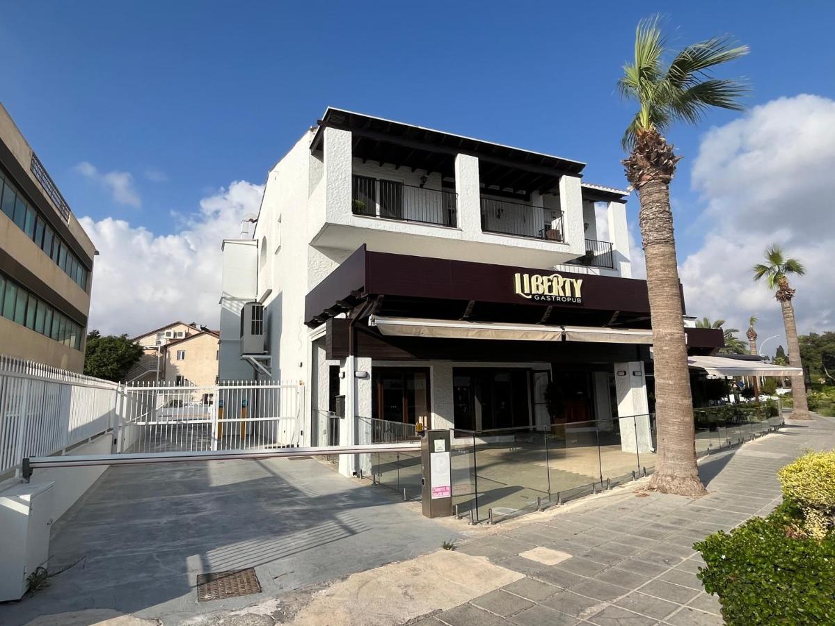 Papho's Mare Apts Appartement *